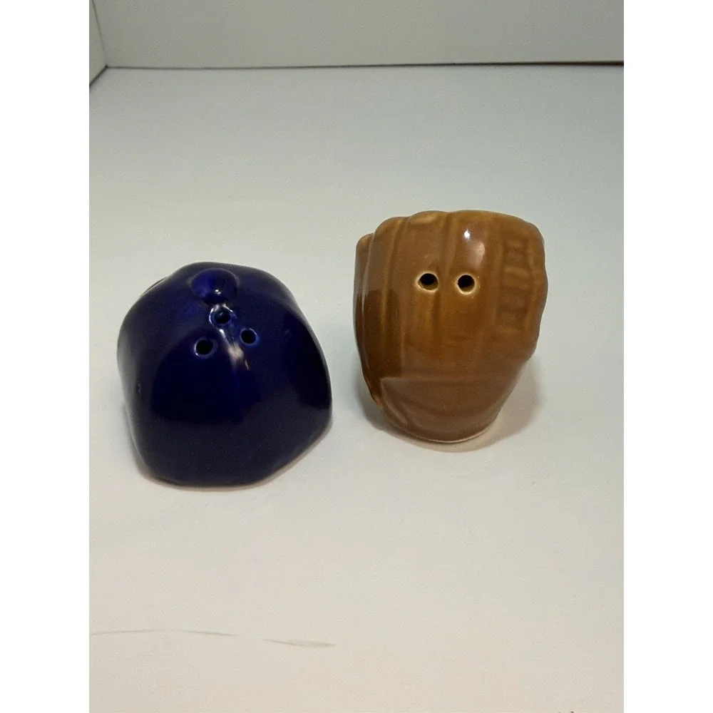 Cracker Barrel Baseball Hat and Glove Salt And Pepper Set NEW ⚾️